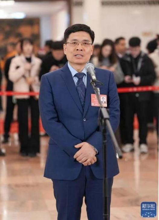 全國人大代表周云杰：要么與AI同進化，要么被AI邊緣化